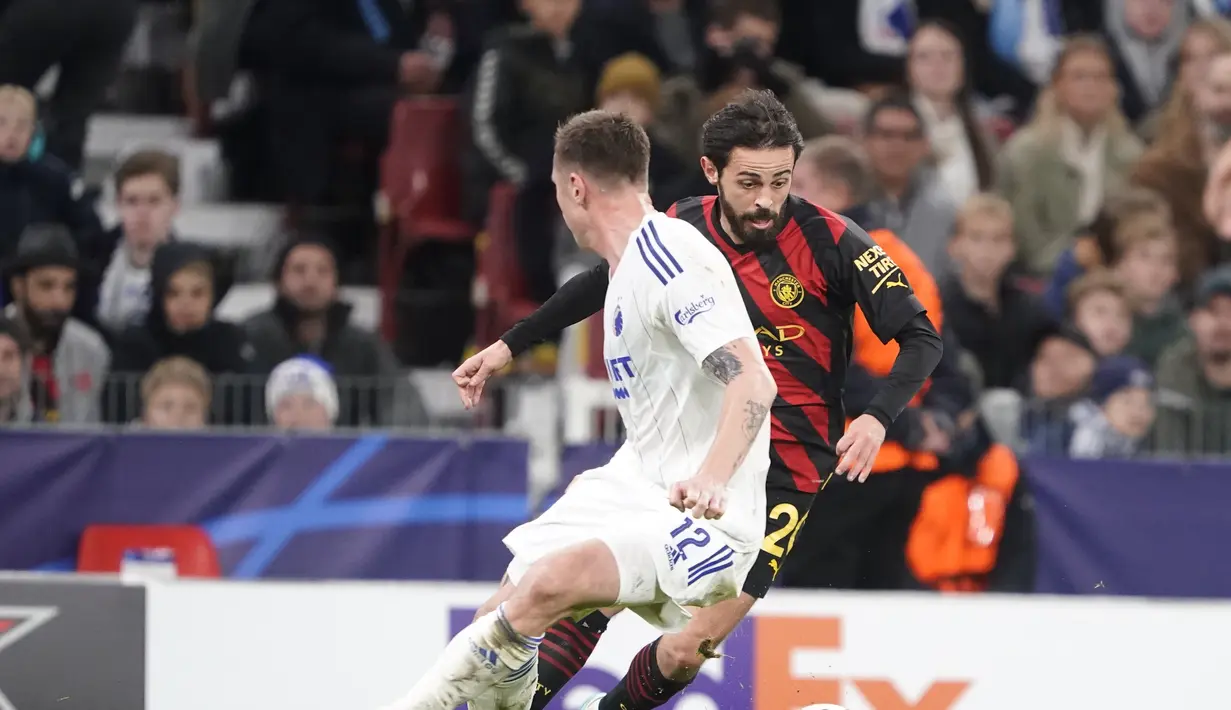 Gelandang Manchester City, Bernardo Silva berusaha melewati pemain FC Copenhagens, Lukas selama pertandingan lanjutan grup G Liga Champions di Stadion Parken di Kopenhagen, Denmark, Selasa 11 Oktober 2022. FC Copenhagen bermain imbang atas City 0-0. (Liselotte Sabroe/Ritzau Scanpix via AP)