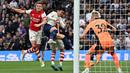 Sebelumnya, ia juga berkontribusi atas gol pertama yang dicetak oleh Harry Kane dari titik putih usai dirinya dilanggar oleh Rob Holding di kotak penalti dan berakhir dengan kartu merah. (AFP/Glyn Kirk)