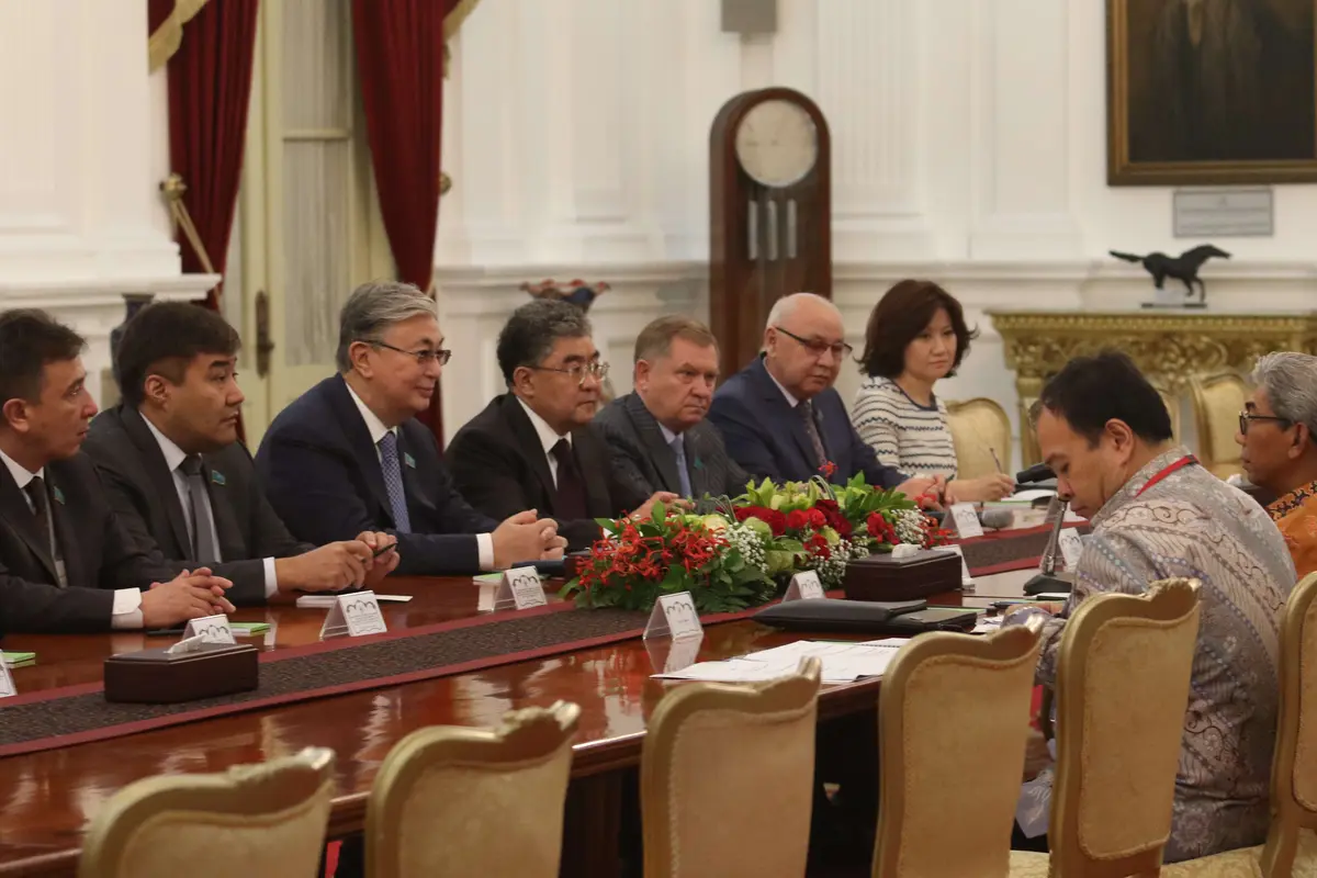 Jokowi Terima Kunjungan Delegasi Senat Parlemen Kazakhstan di Istana Merdeka
