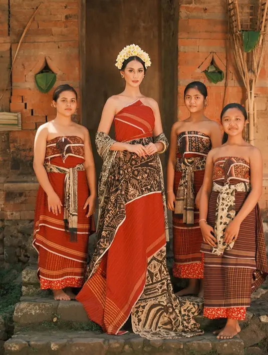Tidak lupa dalam liburannya ke Bali, banyak selebriti pun mencoba berfoto dengan busana khas Bali. Baik itu dengan kebaya, hingga mengenakan busana adat pengantin khas Bali. (Liputan6.com/IG/@ayumaulida97)