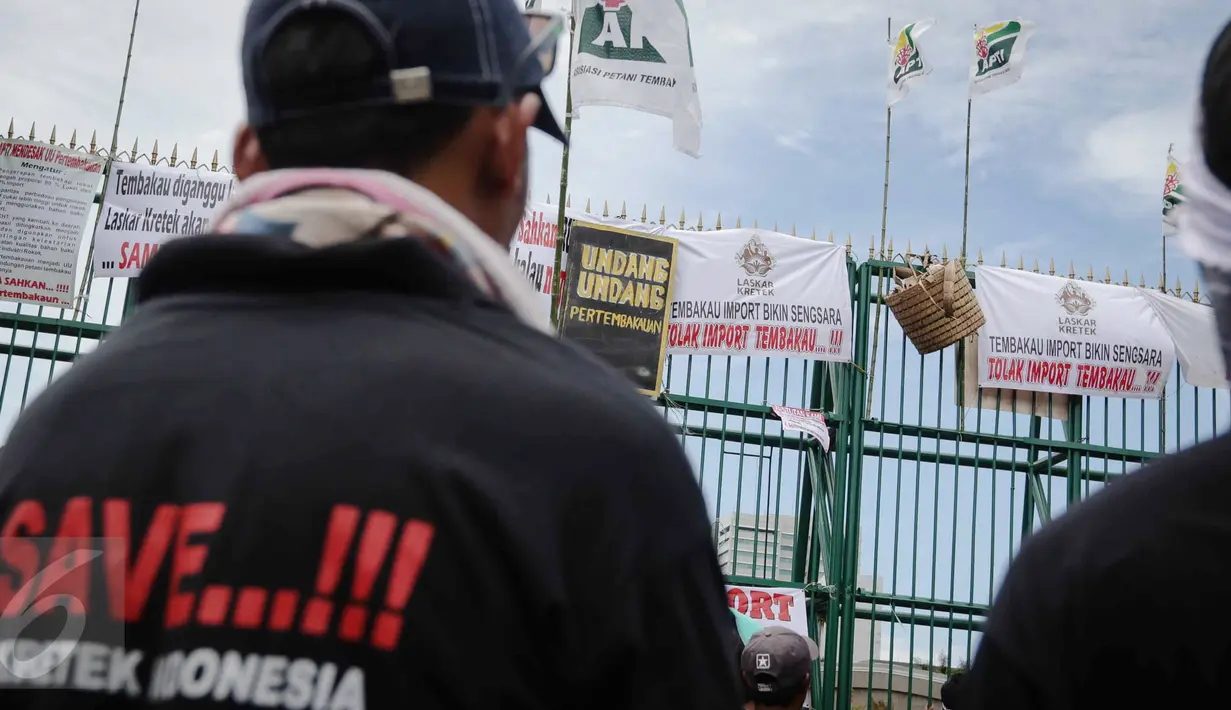 Sejumlah spanduk terpasang dipagar depan Gedung DPR, Jakarta, saat unjuk rasa yang dilakukan oleh Asosiasi Petani Tembakau Indonesia (APTI), Rabu (16/11). Dalam aksinya mereka meminta segera pengesahan RUU Pertembakauan. (Liputan6.com/Faizal Fanani)