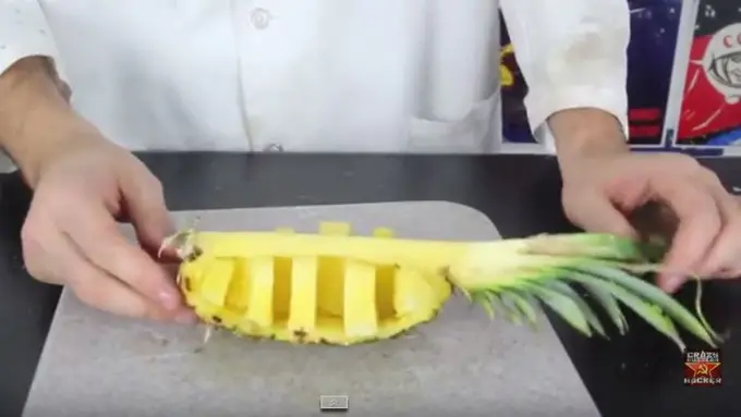 Potong Nanas dengan Cara Anti-Mainstream Berikut Ini