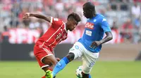 Gelandang Bayern Munchen Kingsley Coman (kiri) mencoba melewati hadangan bek Napoli Kalidou Koulibaly pada laga perebutan tempat ketiga Audi Cup 2017 di Allianz Arena, Munchen, Rabu (2/8/2017). (AFP/Christof Stache)