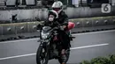 Pengendara motor melintasi Kawasan Sudirman, Jakarta, Kamis, (17/2/2022). Provinsi DKI Jakarta disebut sudah melewati gelombang ketiga Covid-19 yang dipicu oleh penyebaran virus corona varian Omicron. (Liputan6.com/Faizal Fanani)