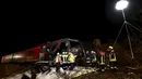 Sejumlah petugas pemadam berada di lokasi kecelakaan kereta penumpang dengan truk milter di persimpangan kereta api di Freihung, Jerman, Kamis (5/11). Sedikitnya satu orang tewas dan beberapa lainnya terluka. (REUTERS / Michaela Rehle)
