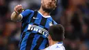 Bek kanan Inter Milan, Danilo D'Ambrosio melakukan duel udara saat menjamu Empoli pada pertandingan pekan ke-38 Serie A di Giuseppe Meazza, Minggu (26/5/2019). Inter Milan lolos ke Liga Champions musim depan setelah bersusah payah menyegel kemenangan 2-1 atas Empoli. (REUTERS/Alberto Lingria)