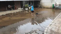 Pekerja membersihkan sisa-sisa banjir yang melanda kawasan Kemang Raya, Jakarta, Kamis (2/1/2020). Para pegawai mulai membersihkan ruangan yang terendam air pascabanjir yang melanda Kemang Raya. (Liputan6.com/Herman Zakharia)