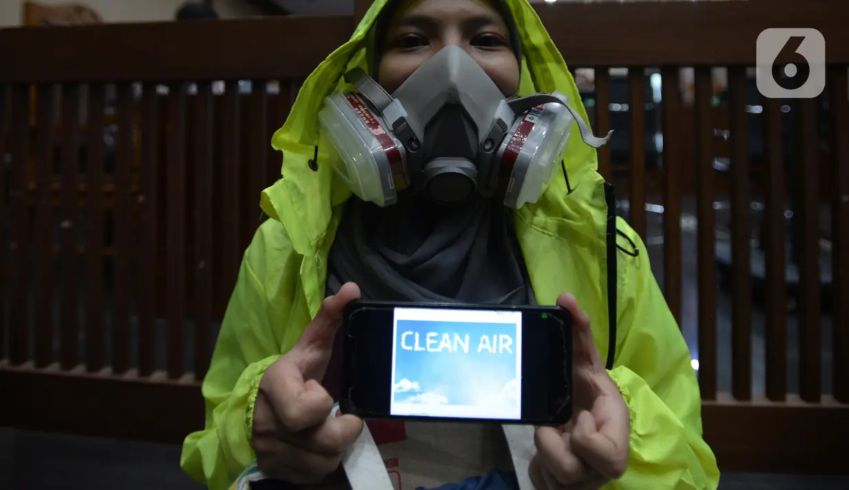 Aktivis yang tergabung dalam Koalisi Ibu Kota melakukan aksi sebelum sidang pembacaan putusan gugatan terkait polusi udara di Pengadilan Negeri Jakarta Pusat, Kamis (16/9/2021). Pada aksinya mereka menuntut pemerintah bisa mengendalikan polusi udara Jakarta dan sekitarnya. (merdeka.com/Imam Buhori)