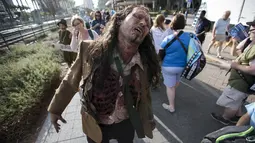 Pehobi mengenakan kostum seperti zombie berjalan selama Comic-Con International Convention 2015 di San Diego, Kalifornia (9/7/ 2015). Comic-Con International adalah hiburan multigenre dan konvensi komik yang diadakan setiap tahun. (REUTERS/Mario Anzuoni)