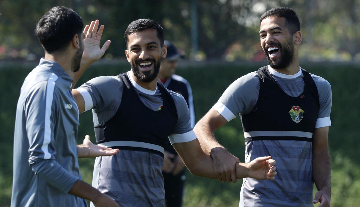 Para pemain Yordania tampak bercanda saat melakukan latihan jelang laga final melawan Qatar di Lusail, Doha, Jumat (9/2/2024). The Chivalrous akan tampil habis-habisan demi mencetak sejarah untuk pertama kalinya menjadi jawara di Asia. (AFP/Karim Jaafar)