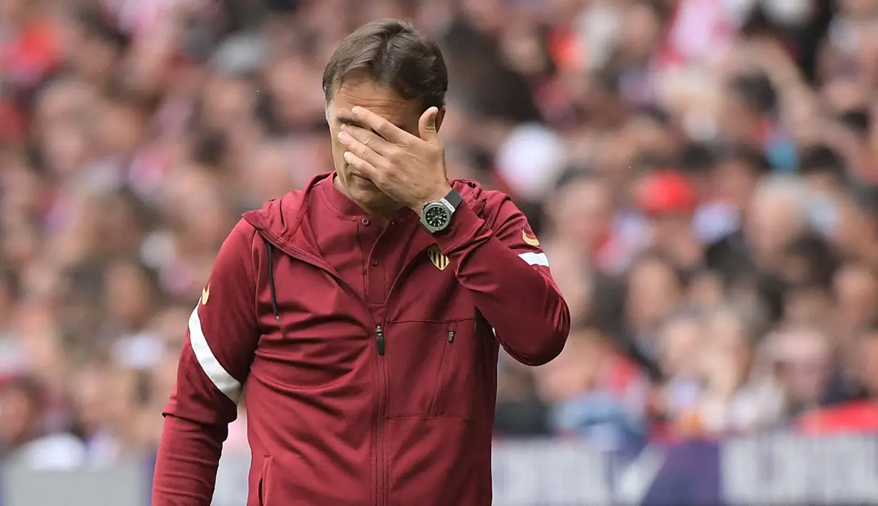 Sevilla secara mengejutkan terpuruk di peringkat 16 klasemen Liga Spanyol di tangan Julen Lopetegui. Padahal, pria asal Spanyol tersebut sukses membawa Los Nervionenses menjuarai Liga Europa pada musim 2019/2020. Jika tren negatif ini tak mampu disudahi, Lopetegui harus bersiap kehilangan pekerjaannya sebagai pelatih. (AFP/Jose Jordan)