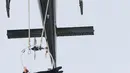 Erendira Wallenda meliuk-liukan tubuhnya di sebuah lingkaran yang dikaitkan pada helikopter yang terbang di atas Air Terjun Niagara, New York, Kamis (15/6). Helikopter itu terbang setinggi 91 meter di atas permukaan aliran air. (AP Photo/Bill Wippert)