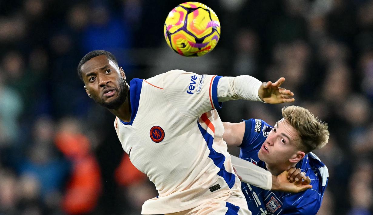 Pemain Chelsea, Tosin Adarabioyo berebut bola dengan pemain Ipswich Town, Liam Delap pada laga lanjutan Liga Inggris 2024/2025 yang berlangsung di Portman Road, Ipswich, Inggris, Selasa (31/12/2024) dini hari WIB. (AFP/Glyn Kirk)