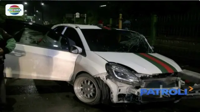Akibat kecelakaan ini, satu orang penumpang terjepit dan tiga lainnya luka-luka dan saat ini sudah menjalani perawatan di RSCM Jakarta.