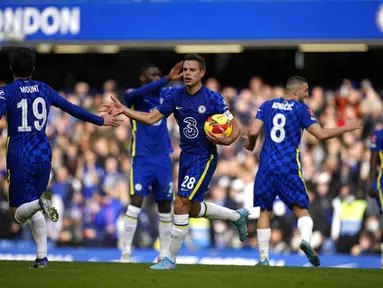 Pemain Chelsea Cesar Azpilicueta (kedua kiri) melakukan selebrasi usai mencetak gol ke gawang Plymouth Argyle pada putaran keempat Piala FA di Stadion Stamford Bridge, London, Inggris, 5 Februari 2022. Chelsea menang 2-1. (AP Photo/Matt Dunham)