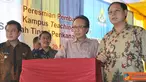 Citizen6, Karawang: MKP Sharif C Sutardjo dan Menpera Djan Faridz serta Bupati Krawang Ade Swara, menekan tombol sebagai tanda dimulainya pembangun Institute Kelautan dan Perikanan. (Pengirim: Efrimal Bahri).