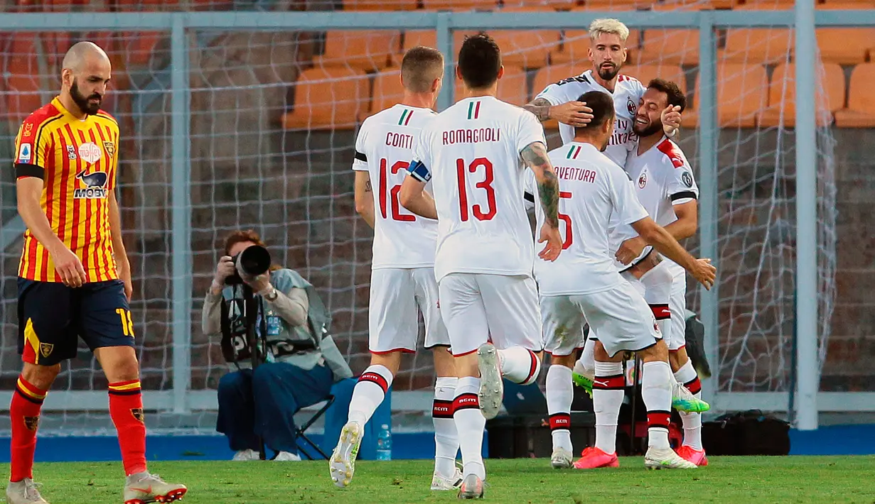 Gelandang AC Milan, Samu Castillejo (kanan atas) berselebrasi dengan rekan satu tim setelah mencetak gol ke gawang Lecce pada pertandingan lanjutan liga Serie A Italia di stadion Via del Mare di Lecce, Italia (22/6/2020). AC Milan menang telak atas Lecce 4-1. (Donato Fasano / LaPresse via AP )