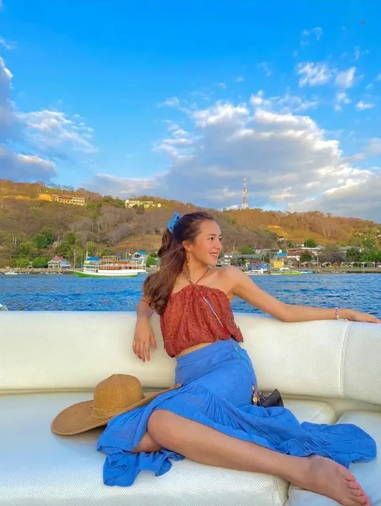 Beri kesan manis, lewat padu padan halter top dan ruffle skirt seperti Beby Tsabina saat liburan di Labuan Bajo ini. [@bebytsabina]