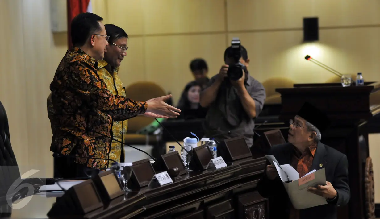 Ketua Badan Kehormatan (BK) DPD AM Fatwa (kanan) saat akan menyampaikan pandangannya dalam Sidang Paripurna DPD, Jakarta, Kamis (17/3/2016). Irman Gusman menutup dan pergi meninggalkan ruang sidang yang mulai terlihat ricuh. (Liputan6.com/Johan Tallo)