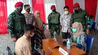 Danjen Kopassus, Mayjen Mohammad Hasan Pantau Vaksinasi Covid-19 Di SMPN 25 Kota Serang, Banten. (Jumat. 05/11/2021). (Liputan6.com/Yandhi Deslatama).