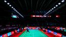 Pebulu tangkis tunggal putra Indonesia, Alwi Farhan melakukan smash ke arah Jonatan Christie dalam babak 16 besar Indonesia Open 2026 di Istora Senayan, Jakarta, Kamis (04/06/2026). (Bola.com/Bagaskara Lazuardi)