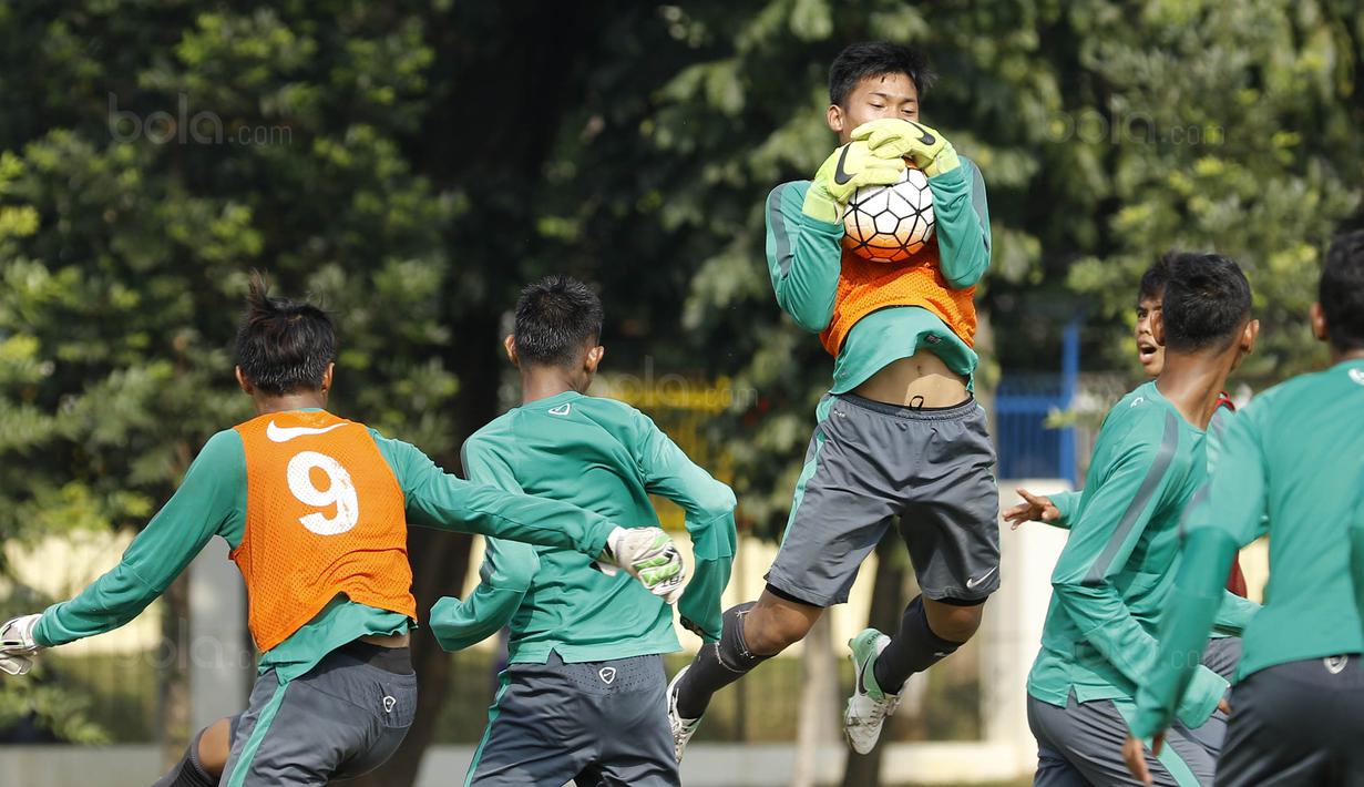 Kiper Timnas Indonesia U-16, Ahluzd Dzikri, menangkap bola saat latihan di Lapangan Atang Sutresna, Cijantung, Selasa (12/9/2017). Latihan tersebut untuk persiapan kualifikasi Piala Asia U-16 di Thailand. (Bola.com/M Iqbal Ichsan)
