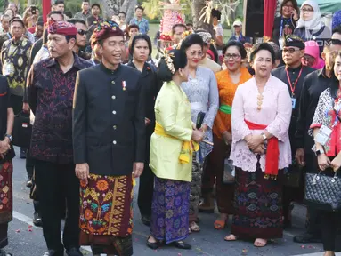 Presiden Joko Widodo dan Ibu Negara Iriana tiba menghadiri Karnaval Budaya Bali di kawasan Nusa Dua, Bali, Jumat (12/10). Karnaval tersebut untuk mengenalkan kepada delegasi  IMF - WB Group 2018 tentang budaya Bali. (Liputan6.com/Angga Yuniar)
