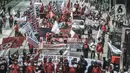 Aksi konvoi massa yang tergabung dalam Konfederasi Serikat Buruh Seluruh Indonesia (KSBSI) di Jalan Medan Merdeka Barat, Jakarta, Senin (12/10/2020). Ratusan massa buruh ini hendak berunjuk rasa menolak pengesahan omnibus law Undang-Undang Cipta Kerja di Istana Negara. (merdeka.com/Iqbal S Nugroho)