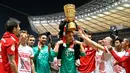 Para pemain Bayern Munchen merayakan gelar juara DFB Pokal setelah mengalahkan RB Leipzig di Stadion Olympic, Berlin, Sabtu (25/5). Munchen menang 3-0 atas Leipzig. (AFP/Tobias Schwarz)