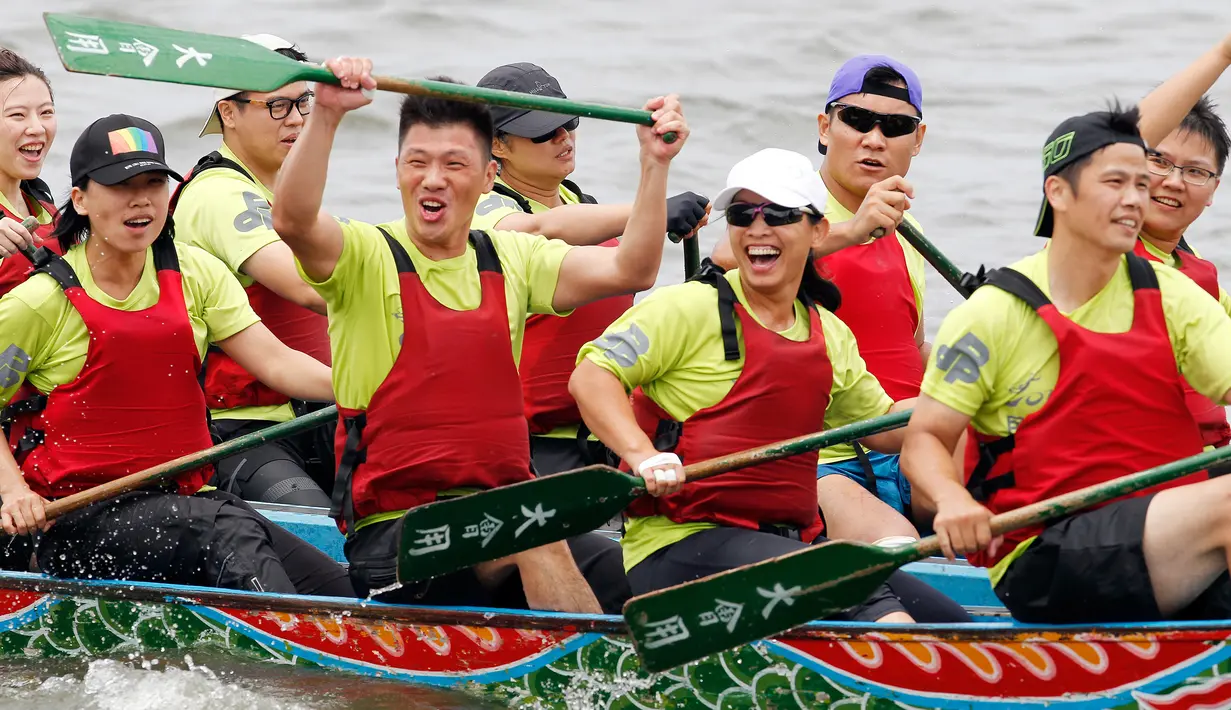 Sejumlah peserta bersaing menjadi yang tercepat dalam perlombaan tradisional China, Dragon Boat di Taipei, Taiwan, Minggu (28/5). Perlombaan perahu naga ini untuk mengenang kematian penyair Qu Yuan yang tenggelam pada 278 SM. (AP Photo/Chiang Ying-ying)