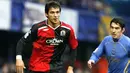 Blackburn Rovers Paraguayan player Roque Santa Cruz (L) vies with Richard Hughes of Portsmouth during a Premier League football match at Fratton Park in Portsmouth, England, on November 30, 2008. AFP PHOTO/IAN KINGTON