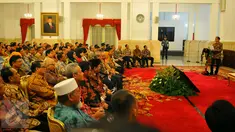  Suasana pertemuan di Istana Negara, Jakarta, Jumat (13/1). Dalam pertemuan ini, Jokowi mengingatkan agar pelaku industri jasa keuangan memberikan kredit kepada sektor produktif, utamanya adalah UMKM. (Liputan6.com/Angga Yuniar)