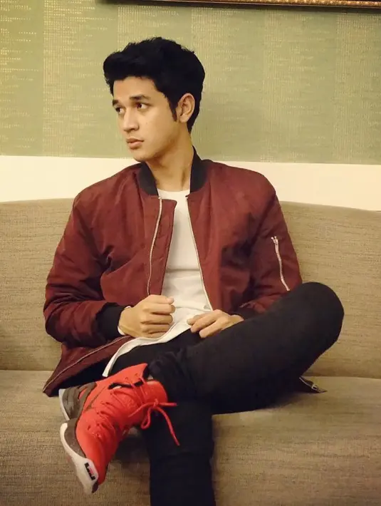 Tatapan matanya dan senyumannya memang mempunyai daya tarik tersendiri. (Foto: instagram.com/deboys13)