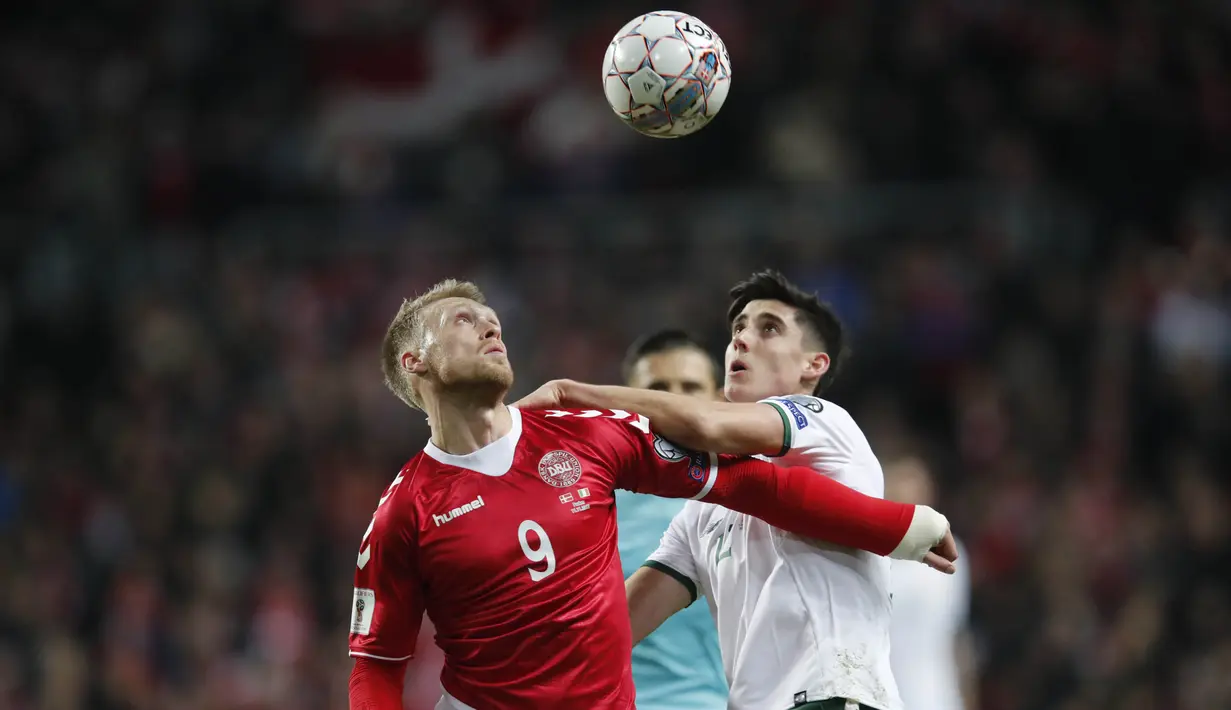 Striker Denmark, Nicolai Joergensen, duel udara dengan gelandang Irlandia, Callum O'Dowda, pada laga Kualifikasi Piala Dunia 2018 di Stadion Telia Parken, Kobenhavn, Minggu (12/11/2017). Kedua negara bermain imbang 0-0. (AP/Jens Dresling)