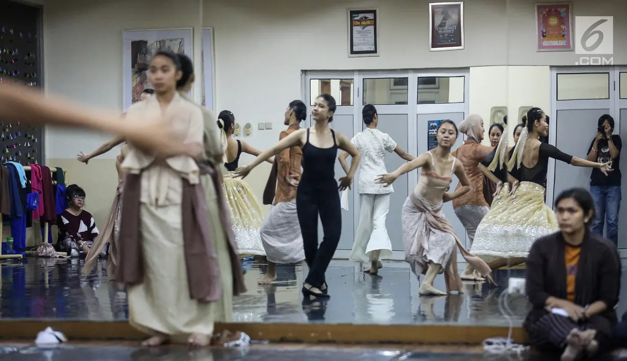 Pebalet sedang latihan jelang pementasan Namarina Youth Dance (NYD) di Studio Namarina, Jakarta, Kamis (25/7/2019). Namarina adalah institusi pendidikan nonformal pertama di Indonesia di bidang seni tari balet, jazz, dan kebugaran. (Liputan6.com/Fery Pradolo)