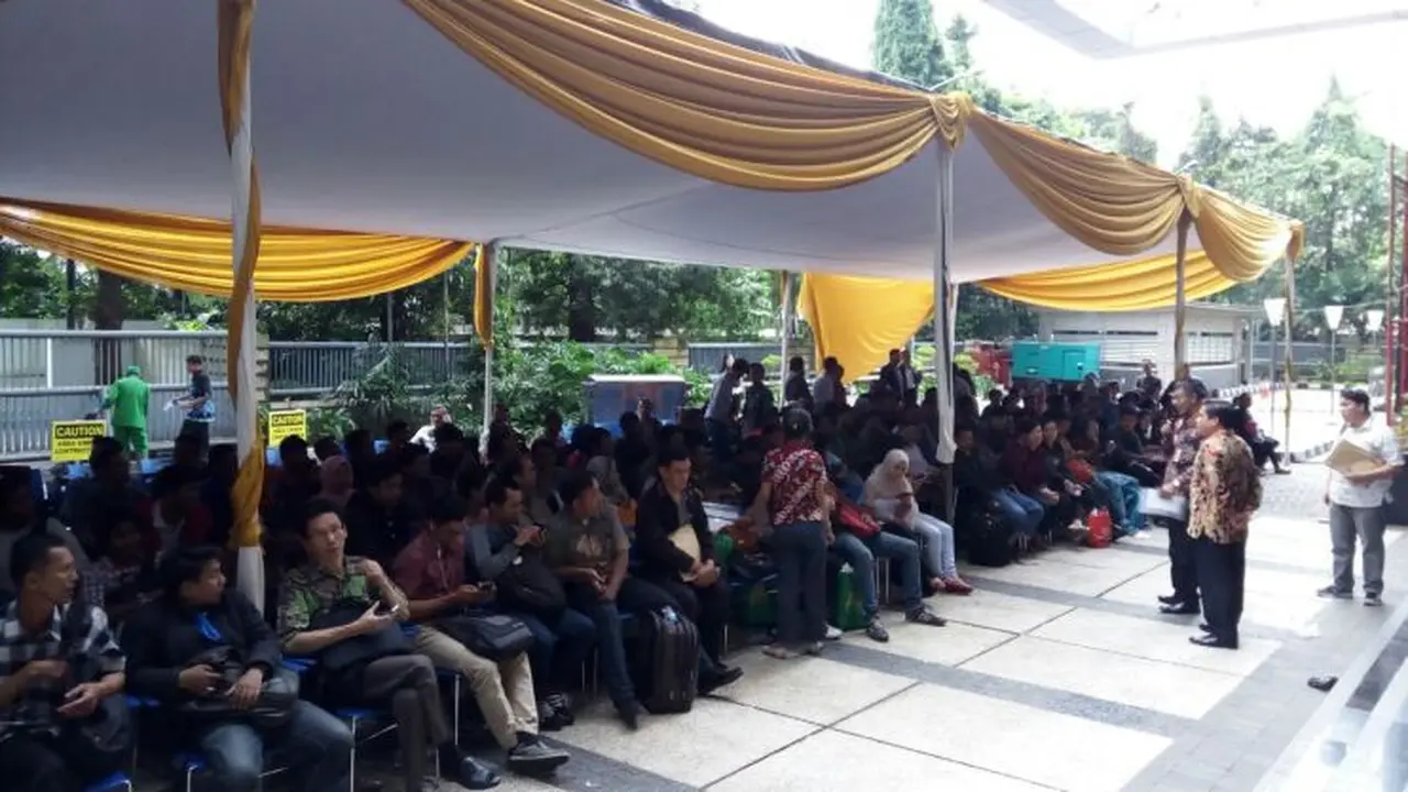 Ratusan orang yang belum mendapat nomor antrean masih menunggu kebijaksanaan Ditjen Pajak untuk kembali membagikan nomor antrean. (Fiki/Liputan6.com)