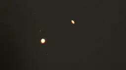 Foto yang diabadikan melalui teleskop ini menunjukkan fenomena "konjungsi besar" antara planet Jupiter dan Saturnus yang terlihat di Udaipur, 50 kilometer dari Agartala, ibu kota Negara Bagian Tripura, India timur laut (22/12/2020).  (Xinhua/Str)