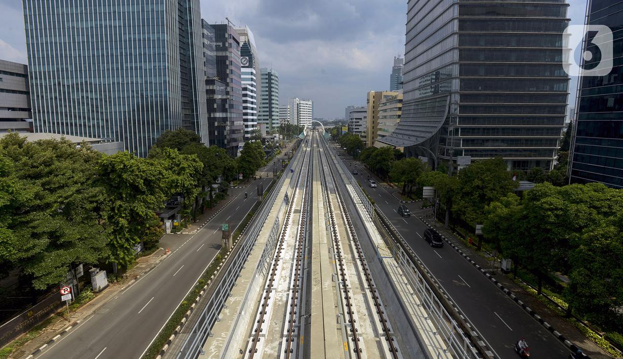 Suasana proyek konstruksi infrastruktur di kawasan Kuningan, Jakarta, Sabtu (11/4/2020). Gubernur DKI Jakarta Anies Baswedan menjelaskan bahwa proyek konstruksi boleh terus berjalan selama Ibu Kota berstatus Pembatasan Sosial Berskala Besar (PSBB). (merdeka.com/Imam Buhori)