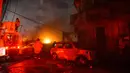 Petugas pemadam kebakaran bekerja untuk memadamkan api setelah ledakan di sebuah bangunan komersial di San Cristobal, Republik Dominika, pada 14 Agustus 2023. (AFP stringer)