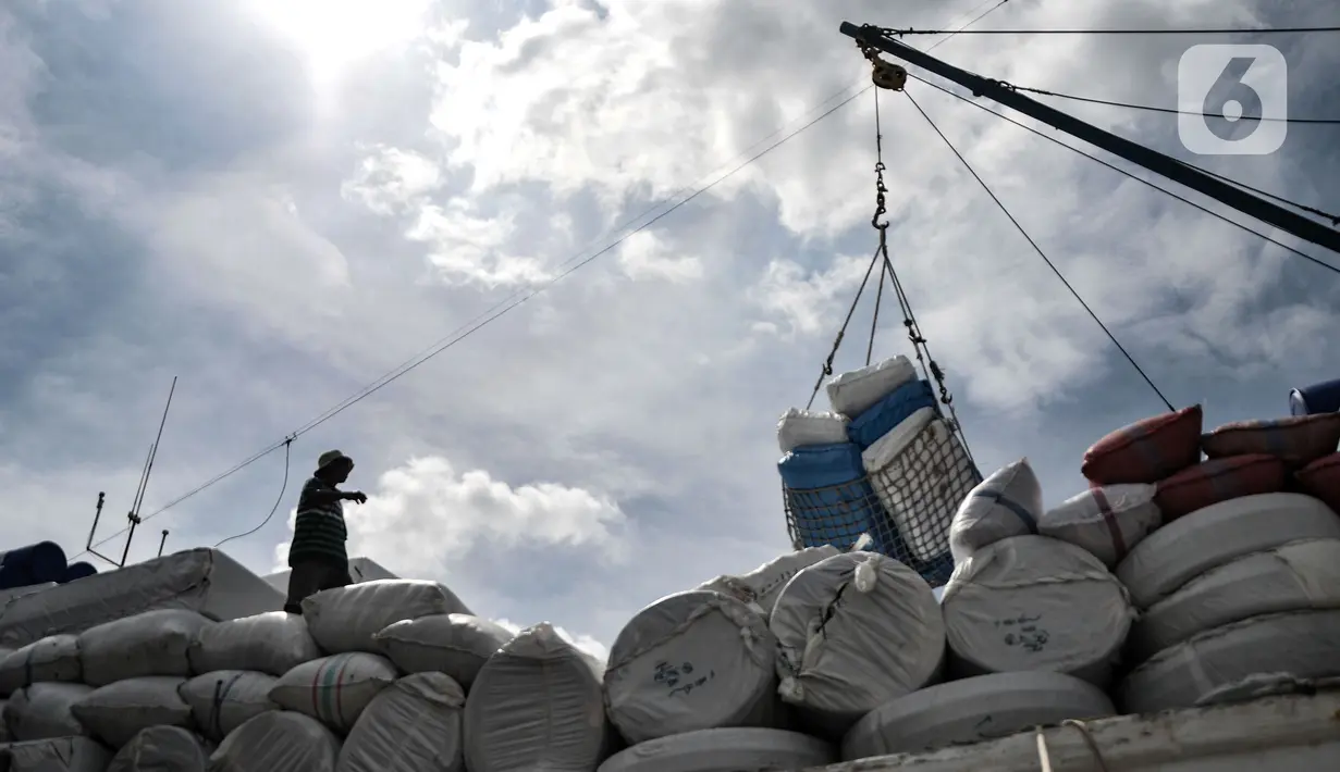 Aktivitas pekerja saat bongkar muat kapal di Pelabuhan Sunda Kelapa, Jakarta, Senin (29/11/2021). Kementerian Perdagangan mencatat nilai neraca perdagangan Indonesia mengalami surplus tertinggi sepanjang sejarah yaitu sebesar 30,81 miliar USD pada Januari-Oktober 2021. (merdeka.com/Iqbal S. Nugroho)
