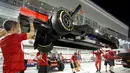 Mekanik Manor Marussia memindahkan mobil rusak Alexander Rossi dari AS ke dalam garasi mereka di Sirkuit Marina Bay saat sesi latihan Grand Prix Singapura F1 (18/9/2015). (REUTERS/Edgar S)