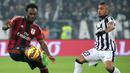 Gelandang AC Milan, Michael Essien, berusaha melewati gelandang Juventus, Arturo Vidal. Rossoneri menjadi klub besar terakhir Essien sebelum akhirnya pindah ke Liga Yunani dengan gabung bersama klub Panathinaikos. (AFP/Marco Bertorello)