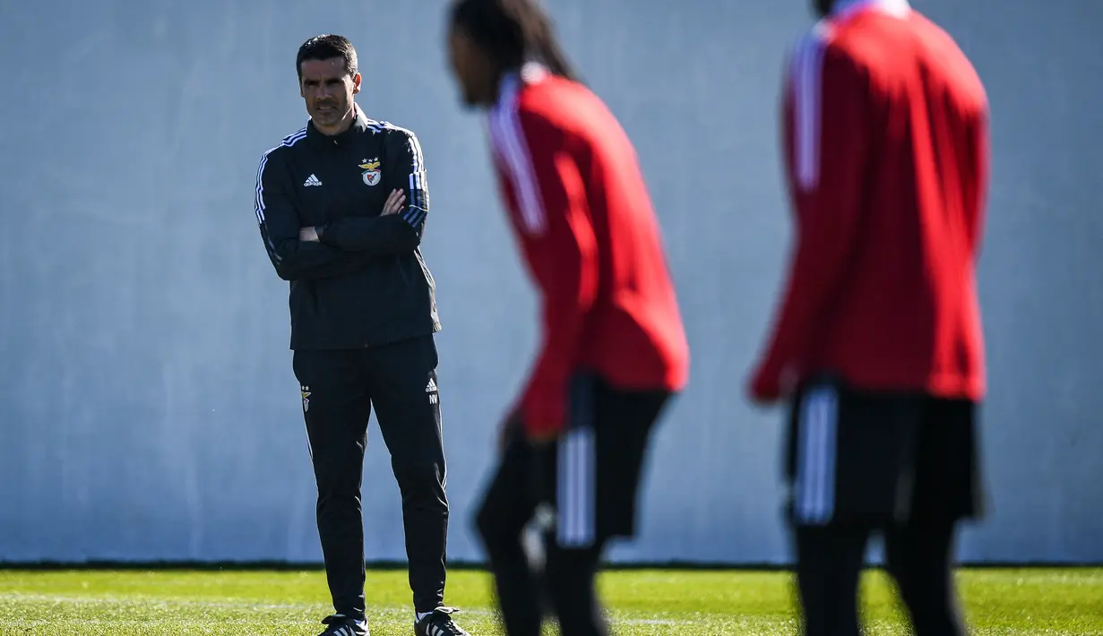 Pelatih Benfica, Nelson Verissimo menyaksikan pemainnya berlatih di tempat latihan Kampus Benfica di Seixal dekat Lisbon (22/2/2022). Benfica akan bertanding melawan melawan Ajax pada leg pertama babak 16 besar Liga Champions di Estadio da Luz. (AFP/Patricia De Melo Moreira)