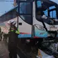 Sebuah bus mengalami kecelakaan tunggal di jalur Puncak, Kabupaten Bogor, Jawa Barat, Minggu (27/8/2023). (Dok. Liputan6.com/Achmad Sudarno)