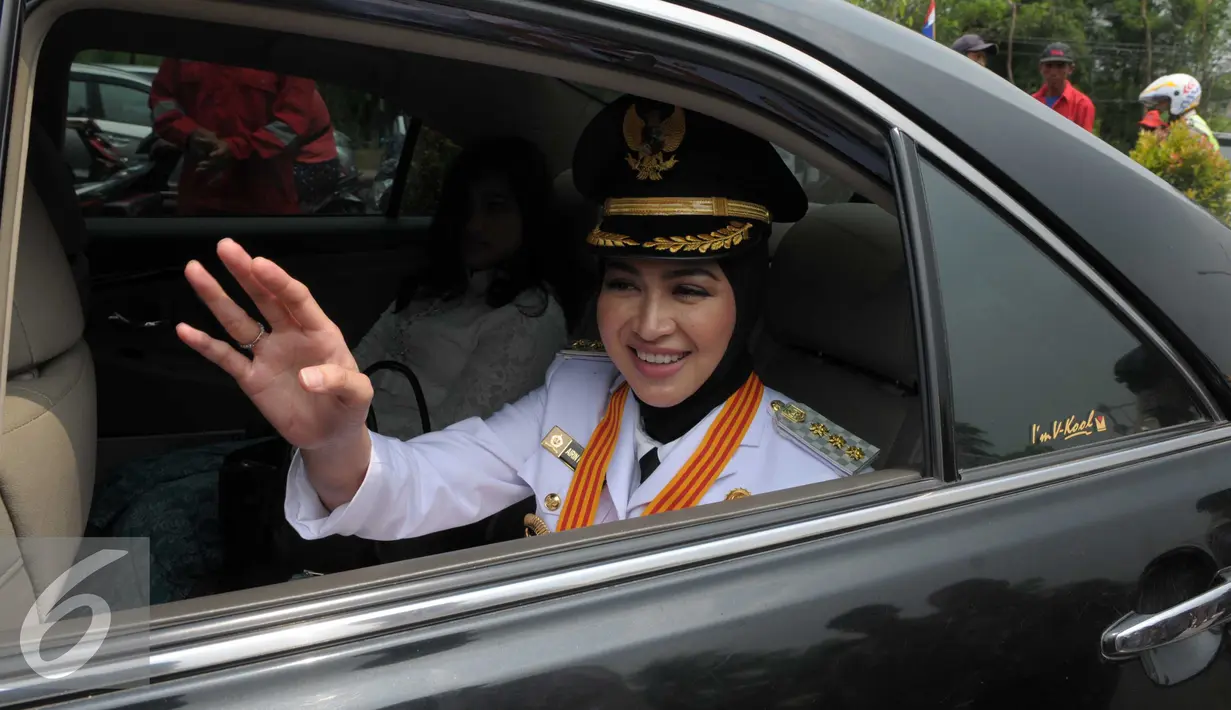 Wali Kota Tangerang Selatan terpilih Airin Rachmi Diany melambaikan tangan kepada warga usai meresmikan Jembatan Ciater Kota Tangsel Rabu (20/4). (Liputan6.com/Helmi Afandi)