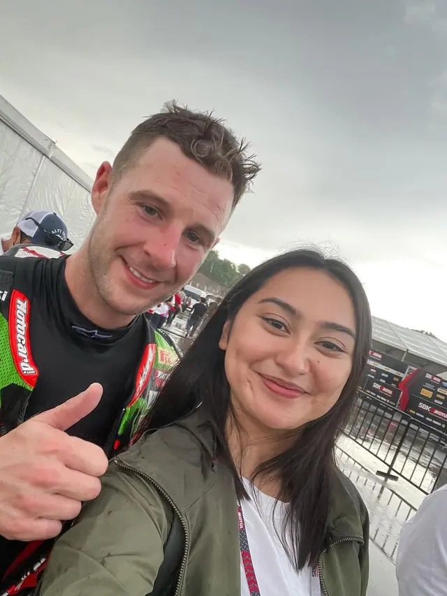 6 Potret Memes Prameswari Nonton WSBK di Sirkuit Mandalika, Foto Bareng Pembalap