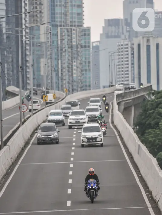 Pengendara sepeda motor melaju di jalan layang non tol (JLNT) Casablanca, Kuningan, Jakarta Selatan, Senin (9/1/2023). Tilang manual diberlakukan lagi lantaran angka pelanggaran lalu lintas justru melonjak setelah tilang manual dihapus. (merdeka.com/Iqbal S Nugroho)