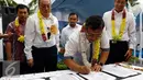 Direktur Pemasaran PT Pertamina Ahmad Bambang (kedua kanan) menandatangani dokumen saat meresmikan Terminal Supply Point  & Distribution Batakan, di Balikpapan, Senin (21/9/2015). (Liputn6.com/Yoppy Renato)