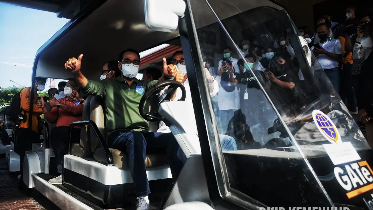 Menhub Budi Karya Sumadi menjajal mobil listrik buatan dalam negeri akan digunakan di dua bandara Internasional dan gelaran acara G20