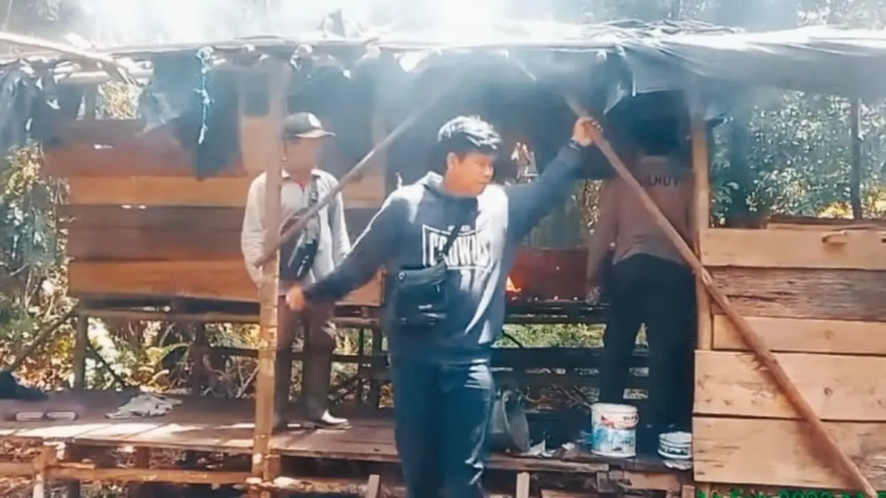 Petugas membakar pondok di Suaka Margasatwa Kerumutan karena dijadikan lokasi ilegal loging.